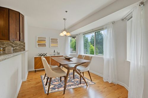 Safavieh Aspen Collection Area Rug - 5' Round, Blue & Rust, Handmade Boho Wool, Ideal for High Traffic Areas in Living Room, Bedroom (APN146M) in Modern White Dining Room with Wooden Accents