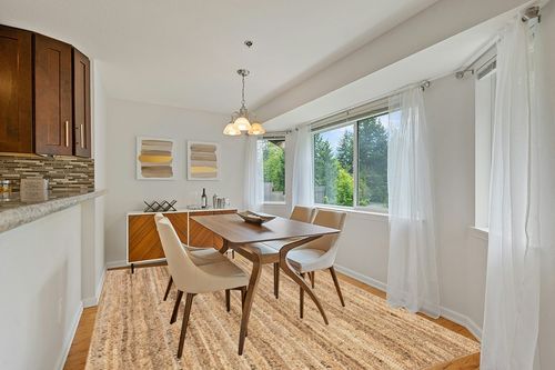 nuLOOM Rigo Hand Woven Farmhouse Jute Area Rug, 8' x 10', Natural in Modern White Dining Room with Wooden Accents