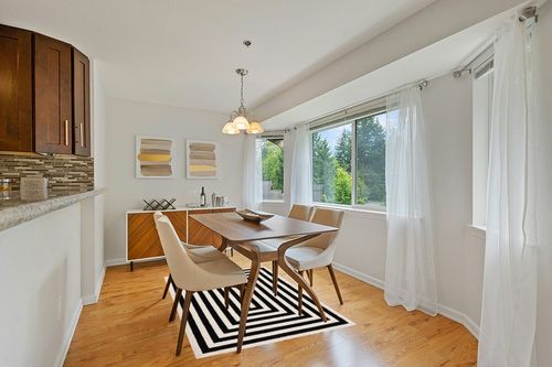 Abani Contemporary Black & Ivory 4' x 6' Area Rug, Contrasting Geometric Modern Stripe Symmetrical Living Room Carpet Rugs in Modern White Dining Room with Wooden Accents