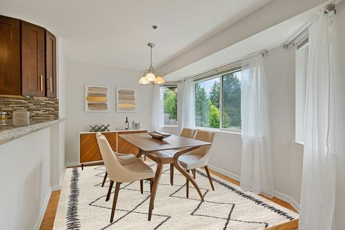 Eyely HOM203A-8 Moroccan Hype Zaina Beni Souk Indoor Area Rug Modern;Bohemian;Transitional;Rustic, Bedroom, Kitchen, Living Room, Easy-Cleaning, Non-Shedding, 8 X 10, Cream/Black in Modern White Dining Room with Wooden Accents