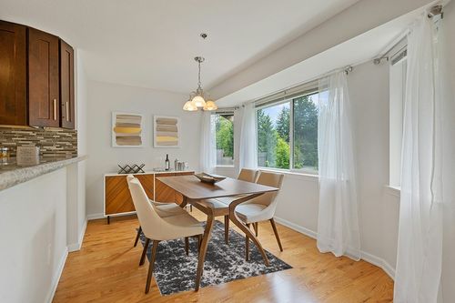 nuLOOM Deedra Modern Abstract Area Rug, 4x6, Dark Grey in Modern White Dining Room with Wooden Accents