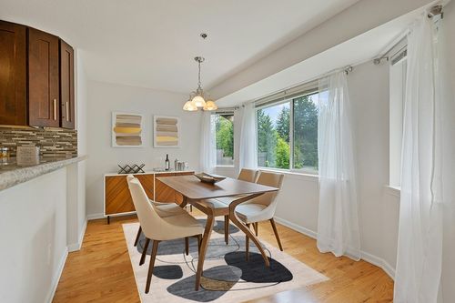 nuLOOM Rylee Abstract Machine Washable Indoor/Outdoor Area Rug, 5x8, Grey in Modern White Dining Room with Wooden Accents