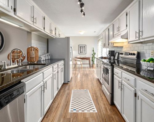 Wonnitar Modern Checkered Washable Runner Rug,2x6 Khaki Bathroom Rugs Runner,Geometric Checkerboard Long Kitchen Runner,Non-Slip Low Pile Soft Entryway Throw Mat for Bedroom Office Laundry in White Traditional Kitchen