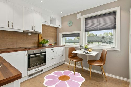 USTIDE Pink Flower Shaped Rug 47x47 Inch, Washable Flower Shaped Rug Soft Flower Rugs for Bedroom in Wood and White Small Kitchen