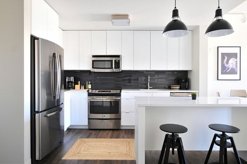 Natural By Natural Farmhouse Reversible Kitchen Area Rug in White and Black Modern Kitchen