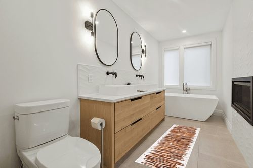 SAFAVIEH Studio Leather Collection 2'3" x 7' Ivory / Brown STL814A Handmade Mid-Century Modern Leather Runner Rug in Scandinavian Neutral bathroom