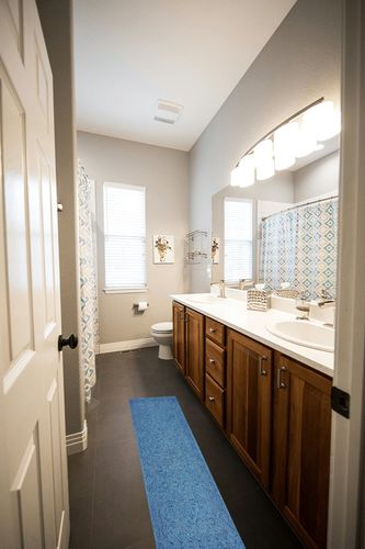 SAFAVIEH Textural Collection Area Rug - 9' x 12', Dark Blue, Handmade Wool, Ideal for High Traffic Areas in Living Room, Bedroom (TXT101N) in Wooden and Grey Bathroom