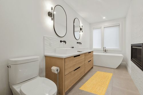 Unique Loom Collection Casual Transitional Solid Heathered Indoor/Outdoor Flatweave Area Rug (2' x 6' 1" Runner, Corn Harvest Yellow) in Scandinavian Neutral bathroom