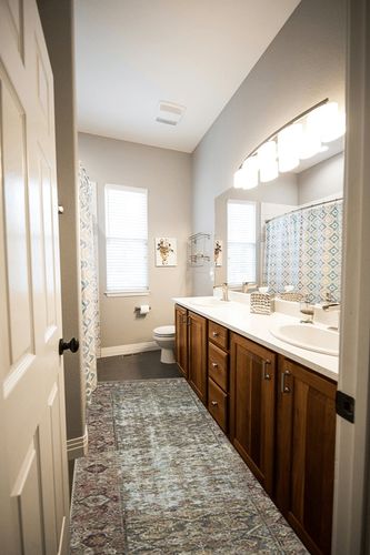 Loloi Amber Lewis x Loloi Georgie Collection GER-07 Moss/Salmon 2'-6" x 7'-6" Runner Rug in Wooden and Grey Bathroom