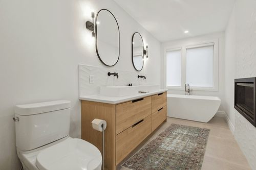 Loloi Amber Lewis x Loloi Georgie Collection GER-07 Moss/Salmon 2'-6" x 7'-6" Runner Rug in Scandinavian Neutral bathroom