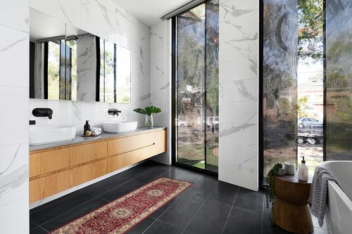 SAFAVIEH Lyndhurst Collection Runner Rug - 2'3" x 6', Red & Ivory, Traditional Oriental Design, Non-Shedding & Easy Care, Ideal for High Traffic Areas in Living Room, Bedroom (LNH329C) in Modern Black Tiled bathroom