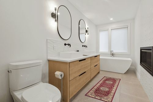 SAFAVIEH Lyndhurst Collection Runner Rug - 2'3" x 6', Red & Ivory, Traditional Oriental Design, Non-Shedding & Easy Care, Ideal for High Traffic Areas in Living Room, Bedroom (LNH329C) in Scandinavian Neutral bathroom