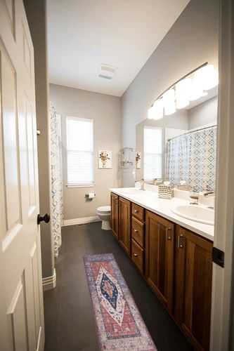 SAFAVIEH Tucson Collection Area Rug - 9' x 12', Rust & Blue, Traditional Persian Design, Non-Shedding Machine Washable & Slip Resistant Ideal for High Traffic Areas in Living Room, Bedroom (TSN153P) in Wooden and Grey Bathroom