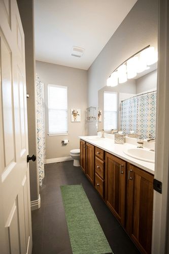 SAFAVIEH Montauk Collection Area Rug - 9' x 12', Green & Black, Handmade Flat Weave Cotton Corner Tassel, Ideal for High Traffic Areas in Living Room, Bedroom (MTK150Y) in Wooden and Grey Bathroom