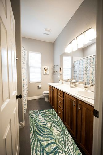 nuLOOM Cali Abstract Leaves Runner Rug , 2' x 6', Green, Rectangular, 0.45" Thick in Wooden and Grey Bathroom