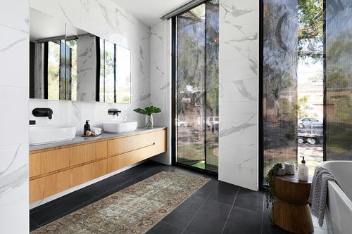 Loloi Amber Lewis x Loloi Georgie Collection GER-07 Moss/Salmon 2'-6" x 7'-6" Runner Rug in Modern Black Tiled bathroom