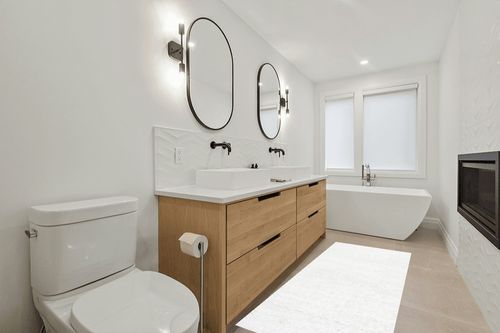 nuLOOM Marleen Contemporary Shag Runner Rug, 2' 8" x 8', White in Scandinavian Neutral bathroom