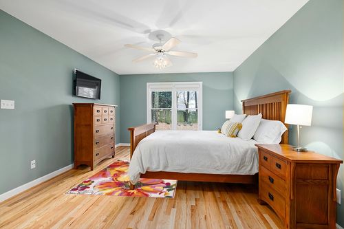 Rugshop Modern Bright Flowers Non-Slip (Non-Skid) Area Rug 5 X 7 (5' 3" X 7' 3") Multi in Teal and Orange Wood Bedroom