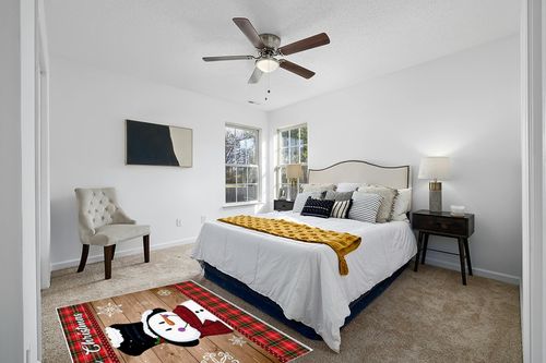Area Rug, Winter Snowflake Snowman Christmas Rug, 2x3 Feet Rugs for Living Room Bedroom Kids Room Kids Room Nursery Classroom, Non-Slip Comrft Carpet Washable Rug in White and Yellow Modern Bedroom