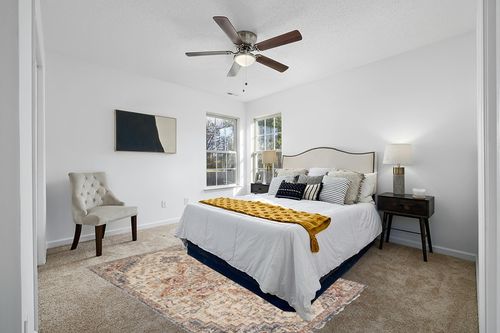 Loloi II Sorrento Collection SOR-05 Ivory/Fiesta 5'-3" x 7'-6" Area Rug in White and Yellow Modern Bedroom