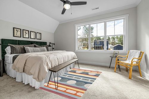 SAFAVIEH Orwell Collection Area Rug - 5'3" x 7'7", Blue & Yellow, Mid-Century Modern Design, Non-Shedding & Easy Care, Ideal for High Traffic Areas in Living Room, Bedroom (ORW367M) in Grey Traditional Bedroom with King Bed