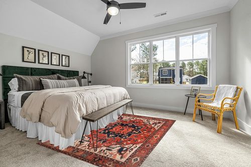 VK VK·LIVING Machine Washable Rug 6' x 9' Vintage Design Machine Washable Area Rugs with Non-Slip Backing for Living Room, Bedroom, Home Decor Area Rug, Red in Grey Traditional Bedroom with King Bed