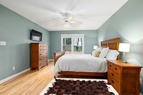 SAFAVIEH Studio Leather Collection 4' x 6' Ivory / Brown STL806A Handmade Mid-Century Modern Leather Area Rug in Teal and Orange Wood Bedroom