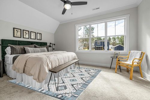 Safavieh Kilim Collection Area Rug - 8' x 10', Ivory & Blue, Handmade Tribal Boho Rustic Wool, Ideal for High Traffic Areas in Living Room, Bedroom (KLM329A) in Grey Traditional Bedroom with King Bed