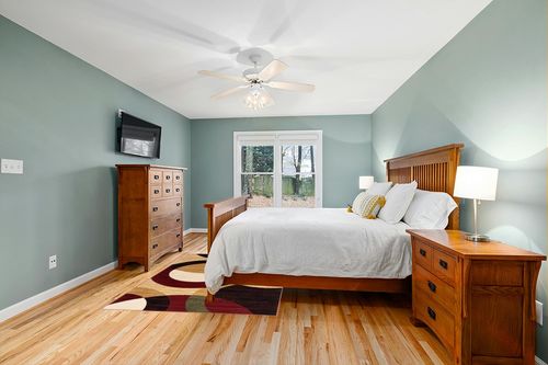 Well Woven Dulcet Bingo Red Modern Geometric (5'3" x 7'3") Area Rug in Teal and Orange Wood Bedroom