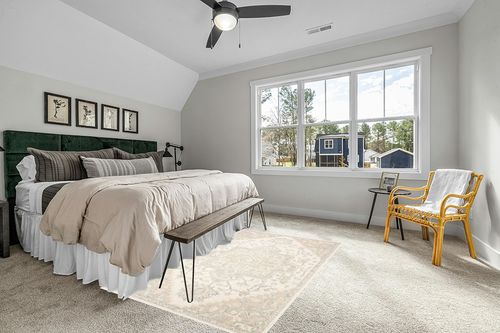 SAFAVIEH Micro-Loop Collection Area Rug - 5' x 8', Ivory & Beige, Handmade Shabby Chic Medallion Wool, Ideal for High Traffic Areas in Living Room, Bedroom (MLP503B) in Grey Traditional Bedroom with King Bed