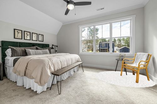 White 7 Ft Round  Shag Rug in Grey Traditional Bedroom with King Bed