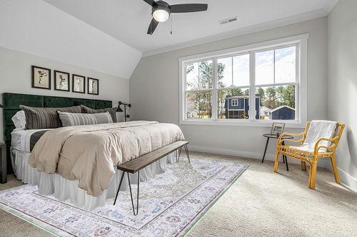 SAFAVIEH Tucson Collection Area Rug - 9' x 12', Green & Beige, Persian Design, Non-Shedding Machine Washable & Slip Resistant Ideal for High Traffic Areas in Living Room, Bedroom (TSN136Y) in Grey Traditional Bedroom with King Bed