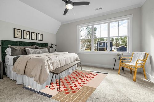 SAFAVIEH Genre Collection Area Rug - 6' x 9', Grey & Red, Handmade Wool, Ideal for Living Room, Bedroom, Dining (GRE206F-6) in Grey Traditional Bedroom with King Bed