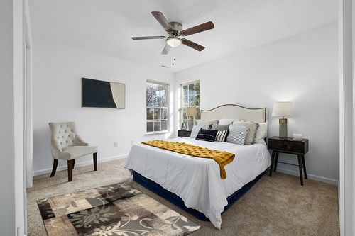 SUPERIOR Indoor Area Rug, Jute Backed, Perfect for Hallway, Entryway, Office, Living/Dining Room, Bedroom, Kitchen, Floor, Modern Floral Patchwork Decor, Pastiche Collection - 4ft x 6ft , Beige in White and Yellow Modern Bedroom