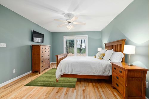 ‎Green/Hunter Green ‎Casual ‎Stain-resistant ‎Area Rug in Teal and Orange Wood Bedroom