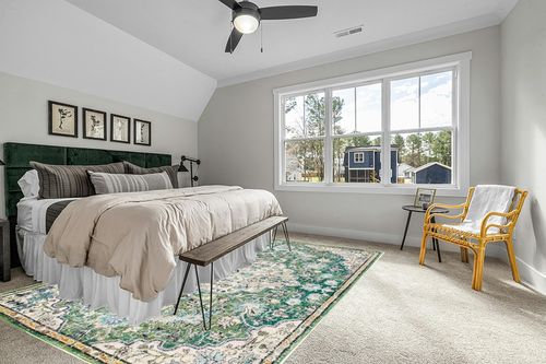 SAFAVIEH Madison Collection Area Rug - 9' x 12', Green & Turquoise, Boho Chic Medallion Distressed Design, Non-Shedding & Easy Care, Ideal for High Traffic Areas in Living Room, Bedroom (MAD447Y) in Grey Traditional Bedroom with King Bed