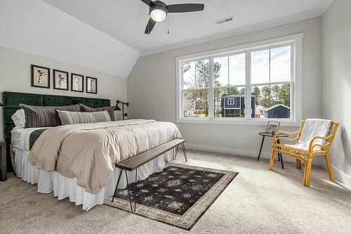 RUGGABLE – Verena Dark Wood – Machine Washable Area Rug – Pet & Child Friendly – Stain & Water Resistant – Non-Slip – 5'x7' in Grey Traditional Bedroom with King Bed