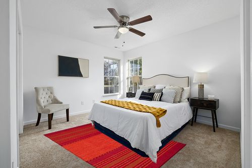 SAFAVIEH Montauk Collection Area Rug - 5' x 8', Orange & Red, Handmade Flat Weave Cotton, Ideal for High Traffic Areas in Living Room, Bedroom (MTK215A) in White and Yellow Modern Bedroom