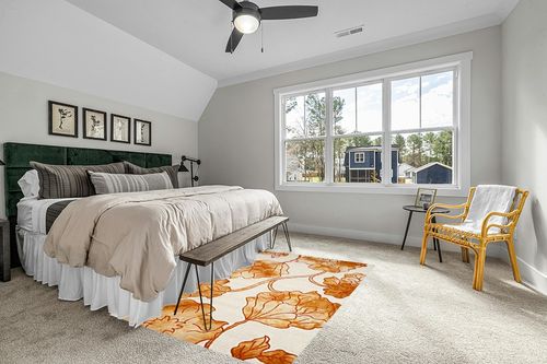 SAFAVIEH Dip Dye Collection 5' x 8' Ivory / Orange DDY683A Handmade Floral Watercolor Premium Wool Area Rug in Grey Traditional Bedroom with King Bed
