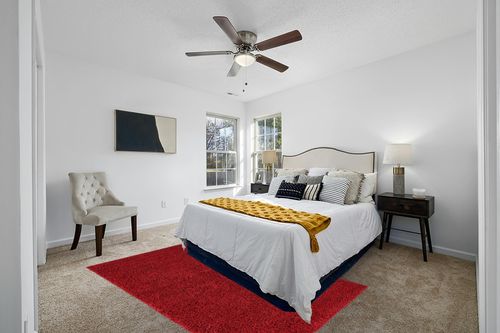 Everyday Shag Rug 5' x 8' in White and Yellow Modern Bedroom