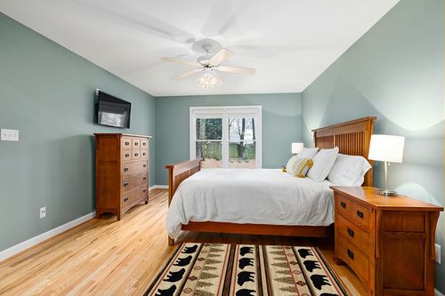 Rustic Lodge, Bear Cabin 4x5 Area Rug, 3'11"x5'3" Multi 7482 in Teal and Orange Wood Bedroom