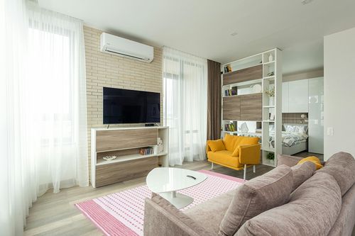 SAFAVIEH Montauk Collection Area Rug - 5' x 8', Red & Ivory, Flat Weave Cotton Design, Easy Care, Ideal for High Traffic Areas in Living Room, Bedroom (MTK714Q) in Light Modern Living Room with TV