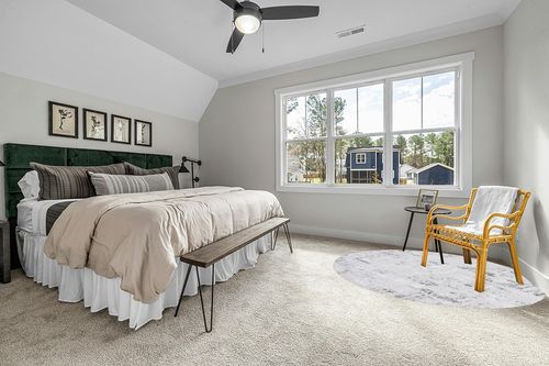 SAFAVIEH Parker Collection Area Rug - 6'7" Round, Light Grey & Black, Viscose, Modern Design, Ideal for The Living Room, Bedroom, Dining Room (PRK100G-7R) in Grey Traditional Bedroom with King Bed