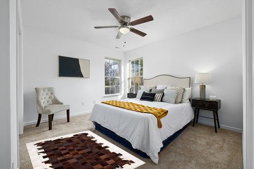 SAFAVIEH Studio Leather Collection 4' x 6' Ivory / Brown STL806A Handmade Mid-Century Modern Leather Area Rug in White and Yellow Modern Bedroom