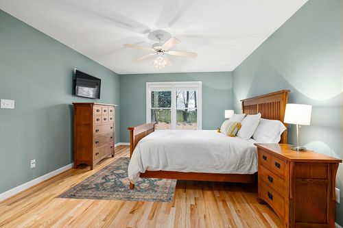 Loloi II Skye Collection SKY-10 SEA / RUST, Traditional 5'-0" x 7'-6" Area Rug in Teal and Orange Wood Bedroom