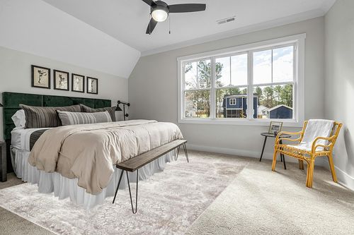 Unique Loom Sofia Collection Area Rug - Grand (9' x 12' Rectangle, Light Gray/ Ivory) in Grey Traditional Bedroom with King Bed
