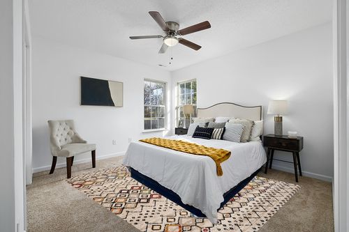 ‎Ivory/Multi ‎Transitional ‎Non Slip ‎Living Room ‎Area Rug in White and Yellow Modern Bedroom