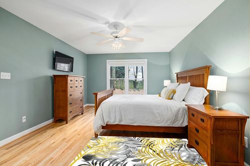 Palm Tree Leaves Area Rug,4x6ft, Tropical Jungle Grey Yellow Banana Leaf Easy Cleaning Rugs for Living Room Indoor Outdoor Dinning Room Bedroom Kitchen Office Non-Shedding White Carpets in Teal and Orange Wood Bedroom