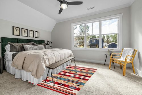 Safavieh Kilim Collection Area Rug - 5' x 8', Beige & Red, Handmade Flat Weave Wool, Ideal for High Traffic Areas in Living Room, Bedroom (KLM712A) in Grey Traditional Bedroom with King Bed