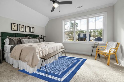 HomeRoots 6' X 9' Navy Blue Geometric Dhurrie Area Rug in Grey Traditional Bedroom with King Bed